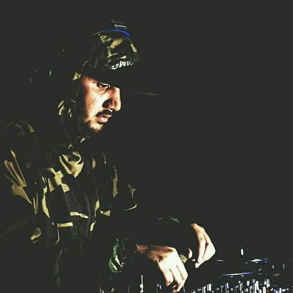 Premiere: JLSXND7RS – Marching (CASPA Remix)