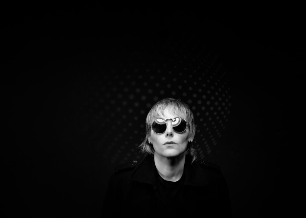 Premiere: Lisa May – Switch [Volta]
