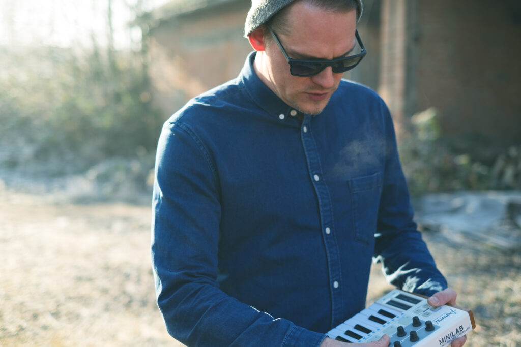 Premiere: Final DJ’s And Bright Light Bright Light Share Their Ode To ’90’s Piano House With “Wild”