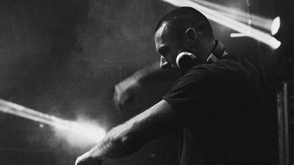 Premiere: John Moss – Rush Hour [Circus]