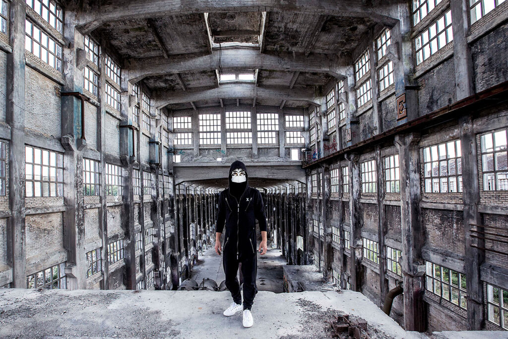 Premiere: Junk-E-Cat Captures Jazzy Electronica On “Treature”