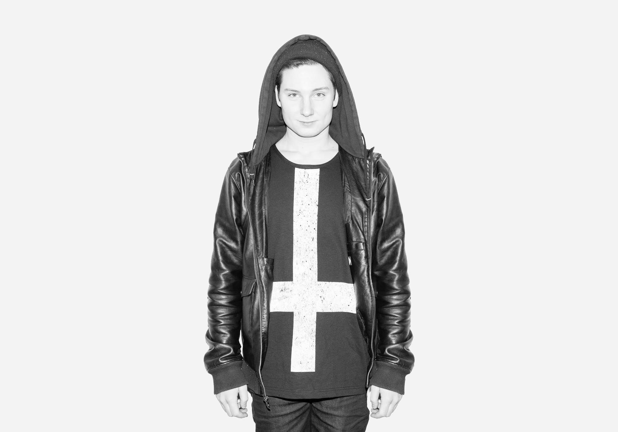 Premiere: Matt Doe Goes Hard With “KICKIN’ BACK” For Underdog Records