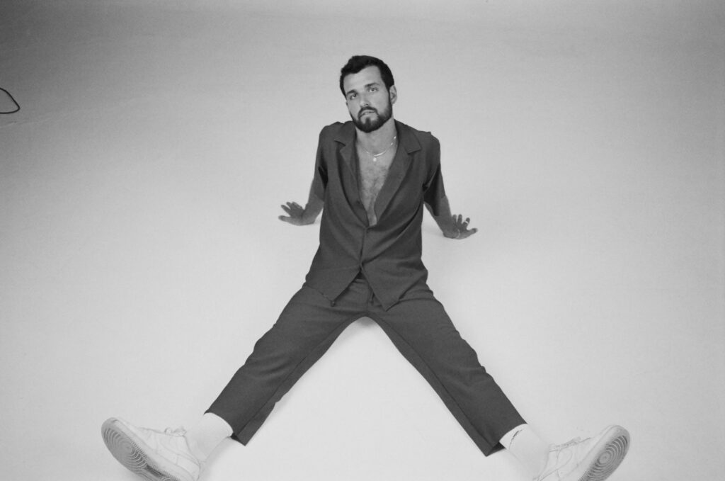 narou Shares a Groove-Rich Album Track “Upside Down”