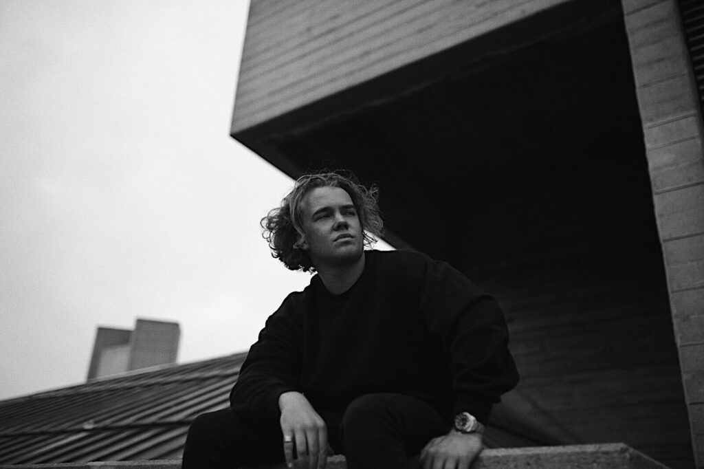 Premiere: Rossi. – Paradise (feat. Insight) [SIKR]