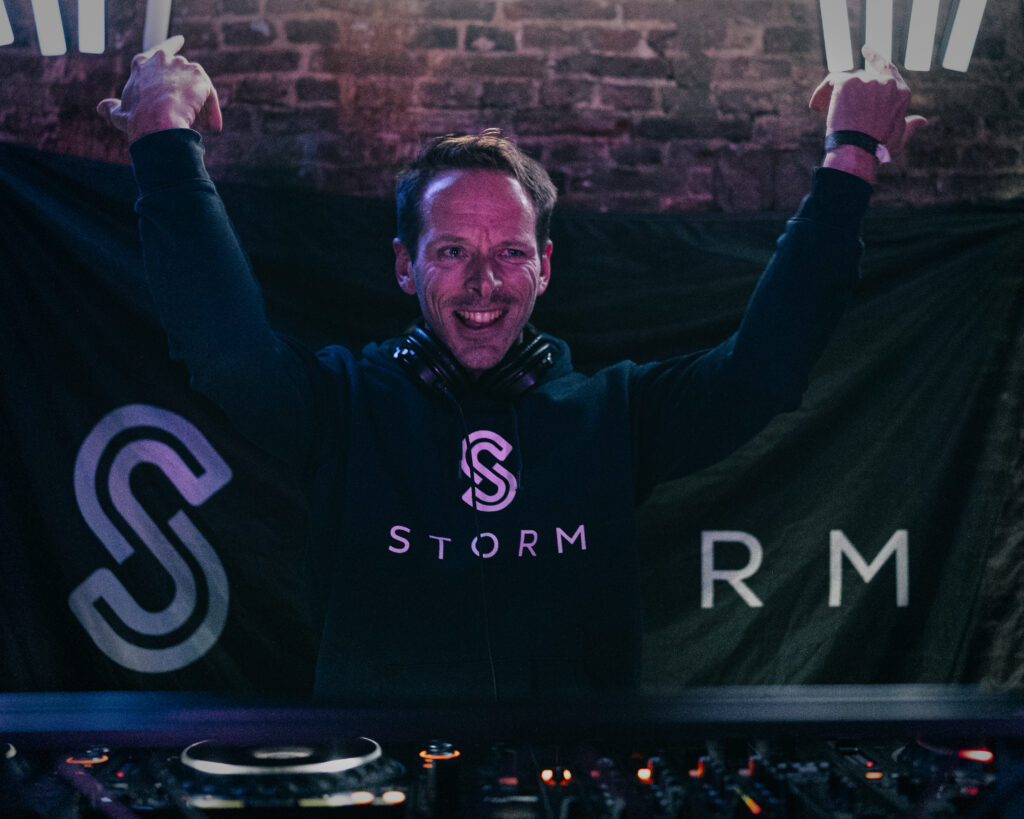 Ian Storm and Michael Ford Deliver Groovy Brazilian Beats in ‘Compasso Brasileiro’ on Storm Music