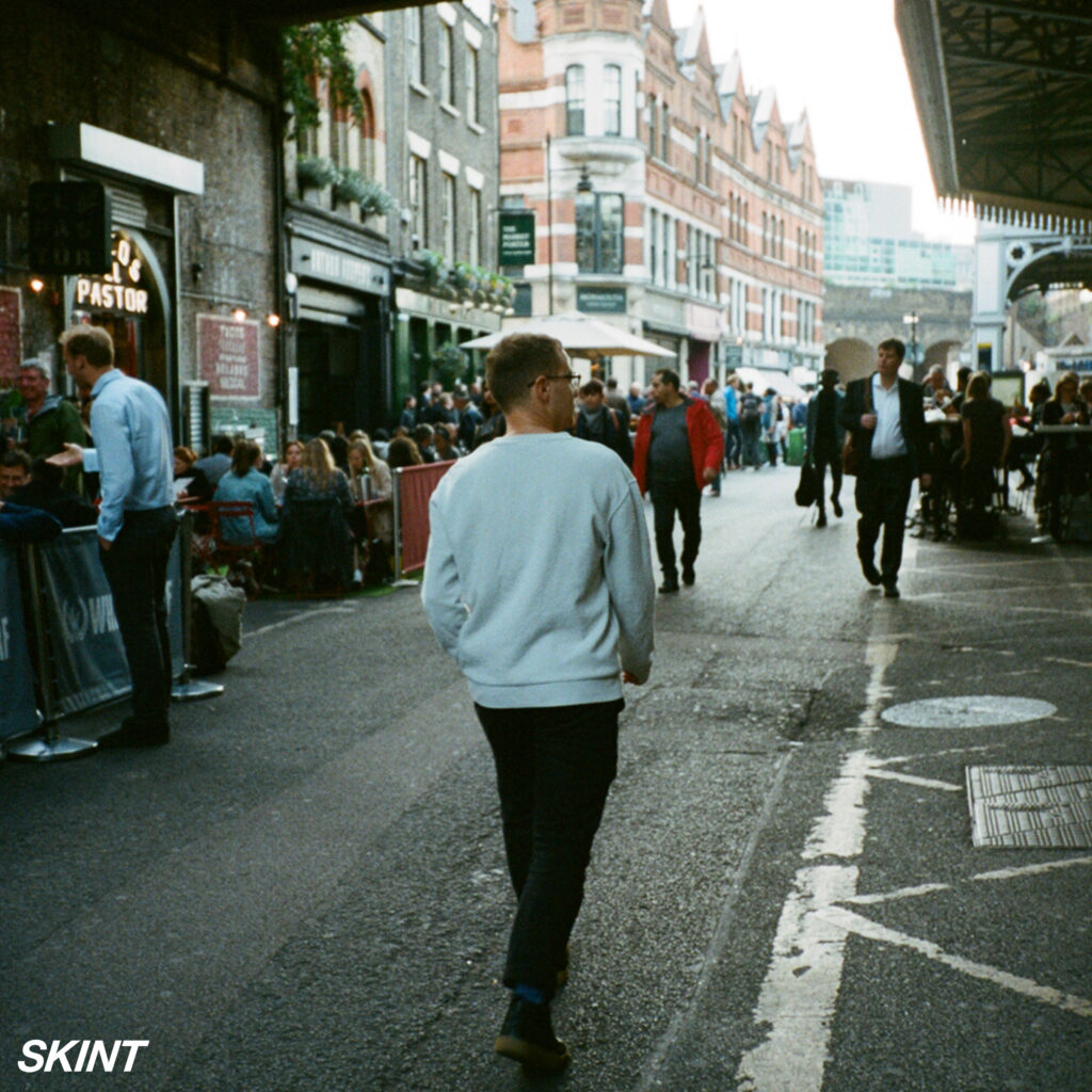 Premiere: Theo Kottis – Turning Around [Skint]