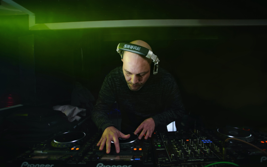 A DJ’s Dilemma: To Entertain or To Inspire? A Look at the Modern Scene