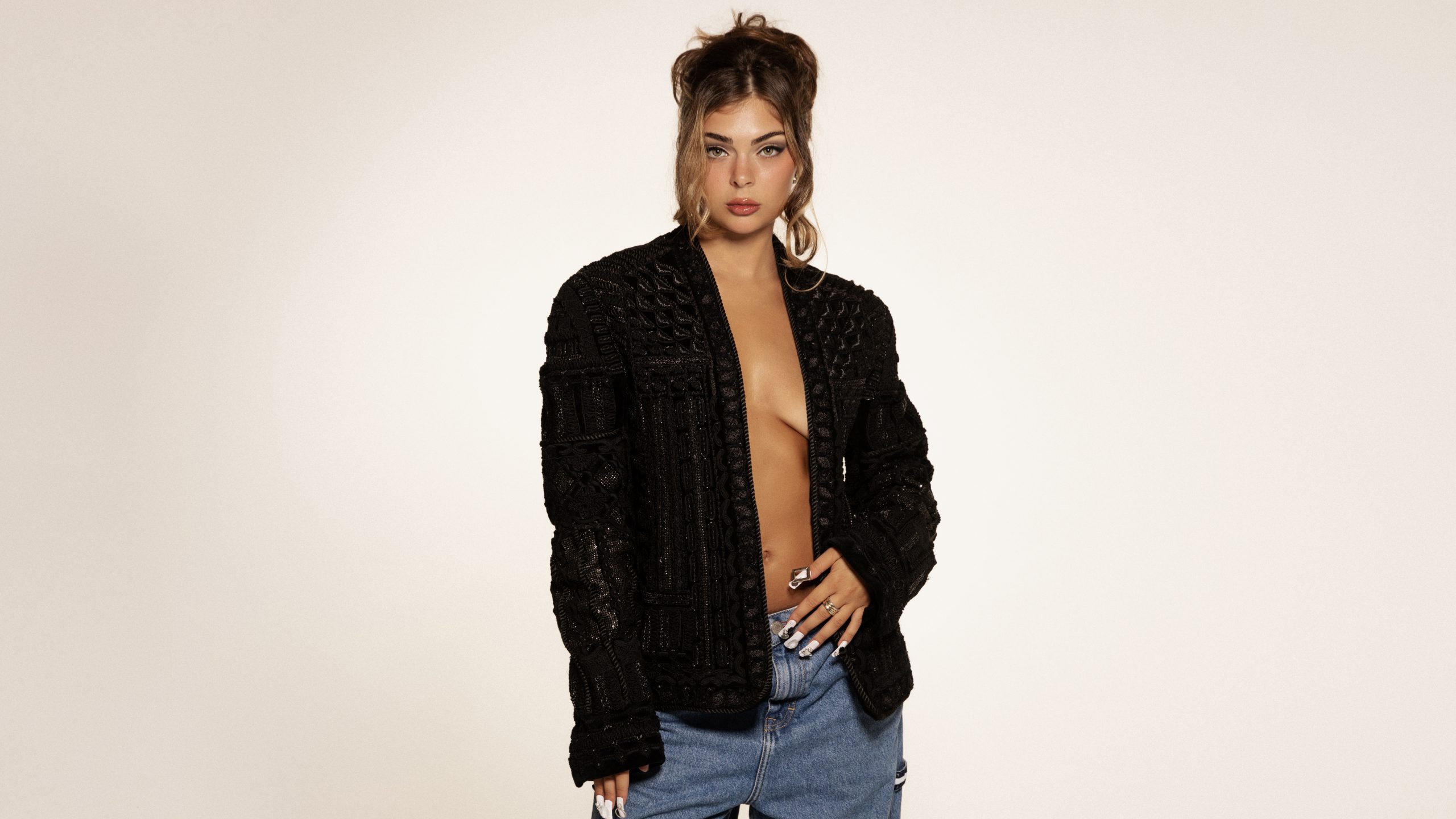 London-based R&B Artist and creative tour de force Izabel shares soulful new EP “Scenarios”