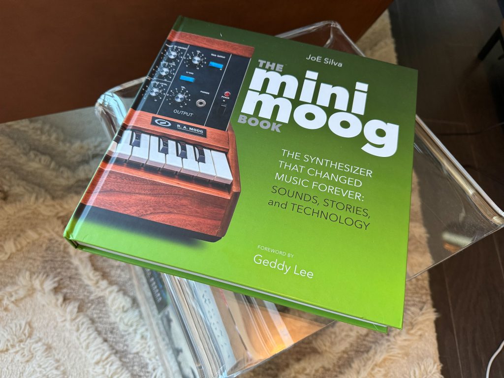 PATCH & TWEAK Bjooks The Minimoog Book | België Minimoog Interviews Foto's