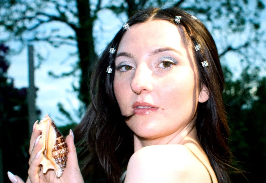 Kri shares sultry, off-kilter electronic RnB anthem “Something Special”