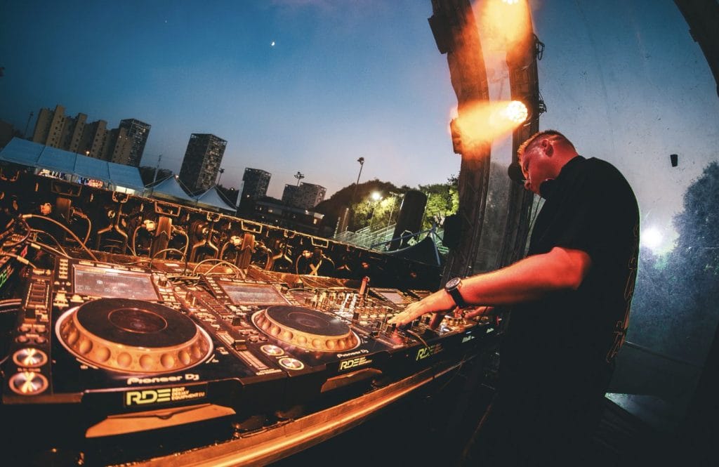 PREMIERE: Conor Donnelly, Seamus D – All My Loving Ft Rain Castillo [Magnetic Magazine Recordings]