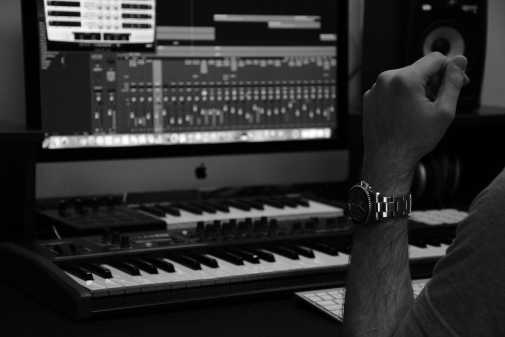 How to Stay Focused While Producing Music: The Ultimate 4-Hour Rule and Energy Management