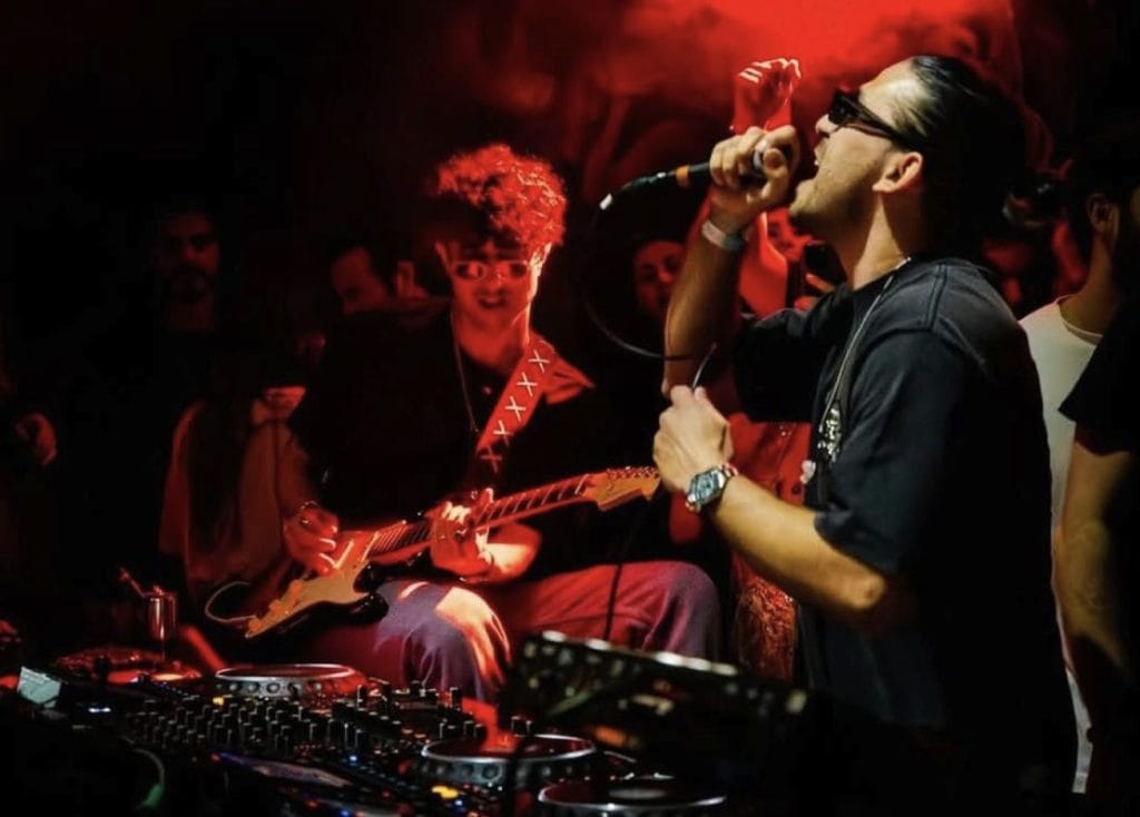 WAHM が語る：最高のセットが生まれる場所は、スマートフォンの画面ではなくダンスフロアである理由