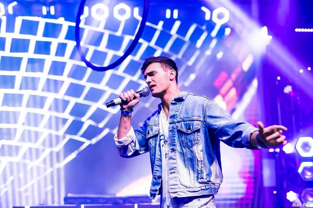 Kendall Jo: The Magic of His Music and Stagecraft