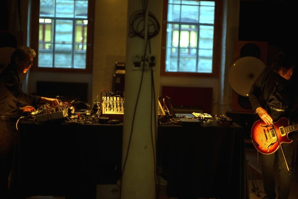 Abul MogardとRafael Anton Irisarriが「Where Light Pauses in the Silence of the Sun」で復帰