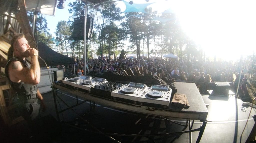 ツアーDJ向け旅行のコツ:ロード上での大きな節約を実現するブッキング習慣