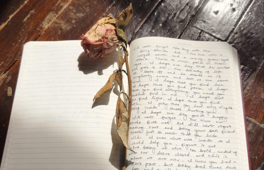 Kayla Ramosが「Happy」で執着を手放すことについて書く