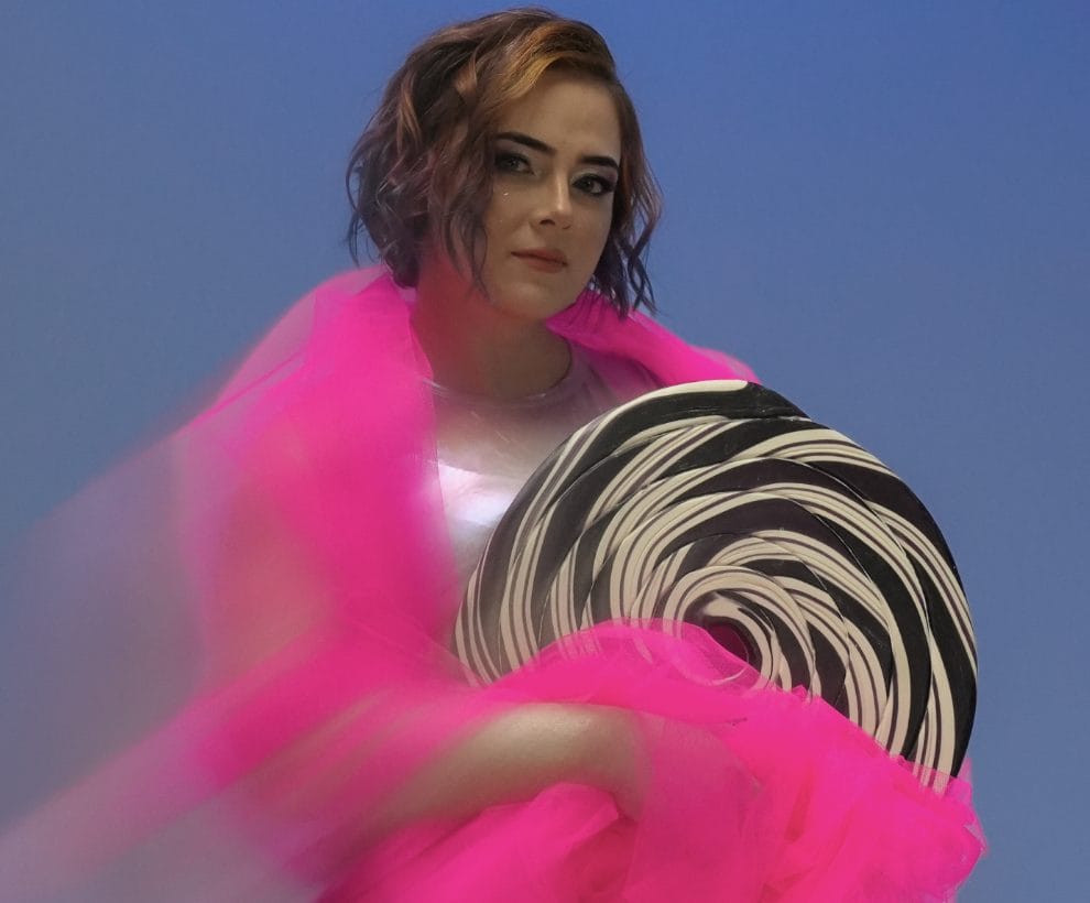 M0n0 Jay が「L.L.L.」で独特なビジュアルとサウンドアイデンティティを構築