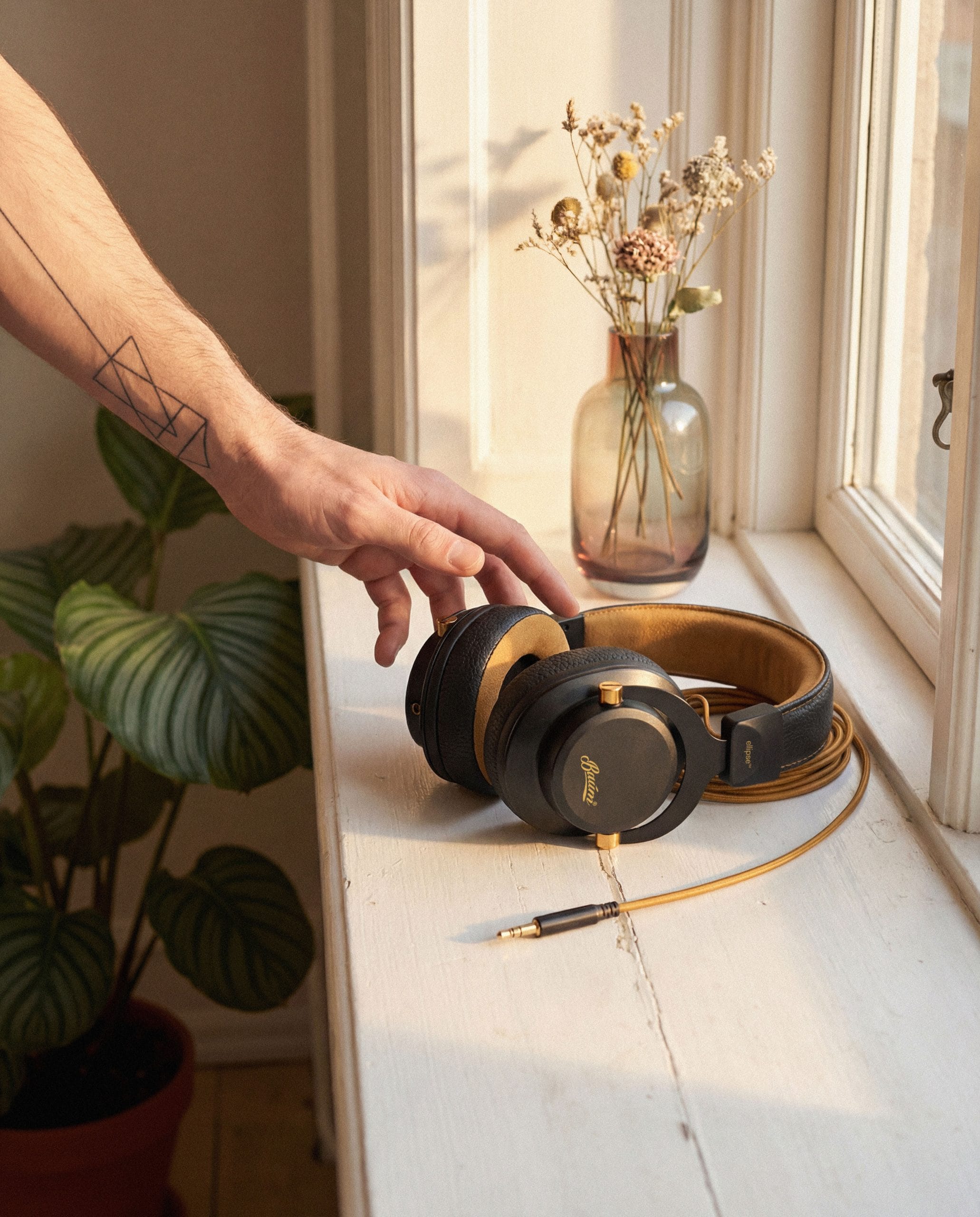 Baum Audio Ellipse Brings Danish Guitar-Maker Detail Into Closed-Back Headphones