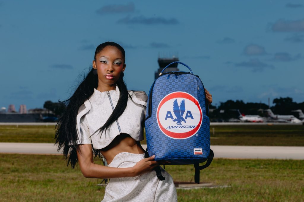 Sprayground とアメリカン航空が100年の航空史をストリートウェア トラベルコレクションに