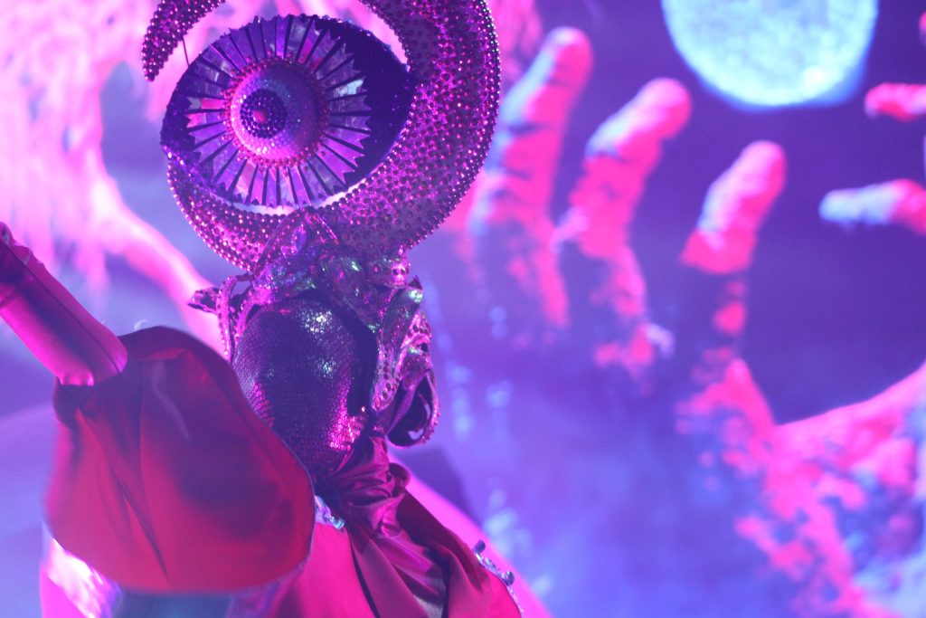 Empire Of The Sun がRed Rocksで「Ask That God」を披露 – Afterlife Tour