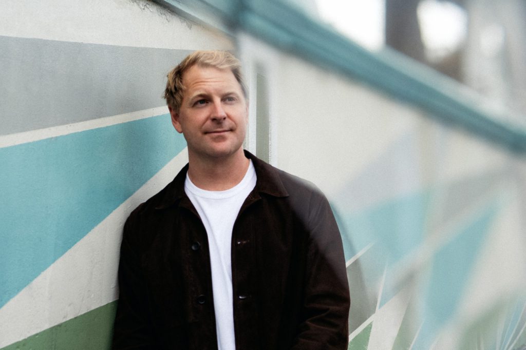 Cameron McLain returns with a bright, unique indie-electronica anthem “All The Light”
